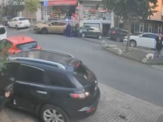 İstanbul'da düştüğü araç üzerinden geçip duvara sıkıştırdı