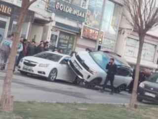 Mardin'de kadın öğretmene çarpan otomobil park halindeki araçlara çarparak durabildi