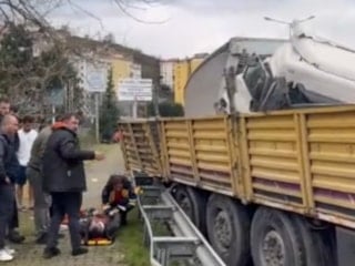 Rize'de arıza yapan tıra başka bir tır çarptı