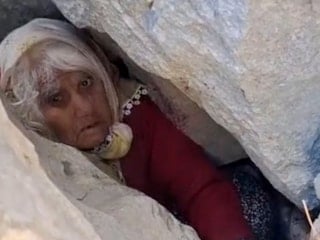 Antalya'da hayvan otlatırken kayalıklara düştü