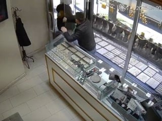 Bursa'da kuyumcu soygunu güvenlik kamerasına yansıdı