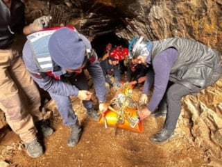 İzmir'de mağaraya düşen üniversite öğrencisi için kurtarma seferberliği