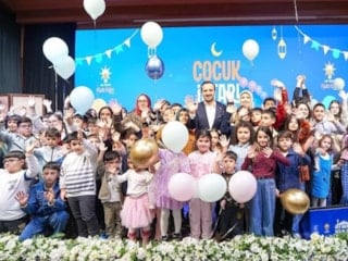 AK Parti İstanbul İl Başkanlığı'nda çocuklar iftar yaptı, ortaya gülümseten anlar çıktı