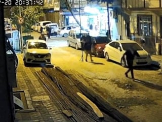 İstanbul'da yol verme kavgasını çekmek isteyen kadın darbedildi: 2 yaralı