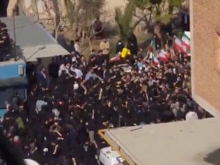 İran'da bir üniversitede rejim yanlısı ile Pehlevi yanlısı öğrenciler arasında kavga çıktı