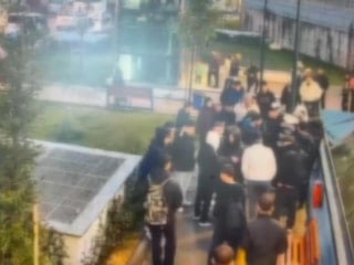 İstanbul'da kavgayı ayırırken bıçaklanan gencin ailesini tehdit eden 3 kişi tutuklandı