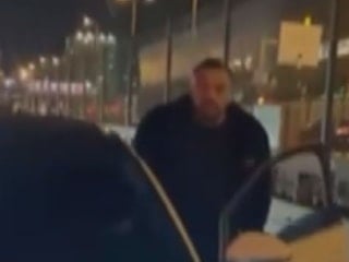 İstanbul'da trafikte motorcu ile otomobil sürücüsünün kavgası kameraya yansıdı