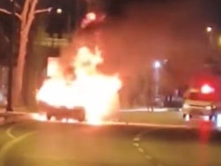 İstanbul'da seyir halindeki otomobil alev alev yandı