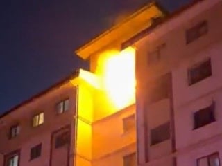 Hatay’da apartmanda yangın: 13 kişi dumandan etkilendi