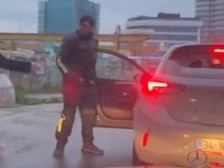 İstanbul'da tartıştığı sürücüyü aracından indirmeye çalıştı