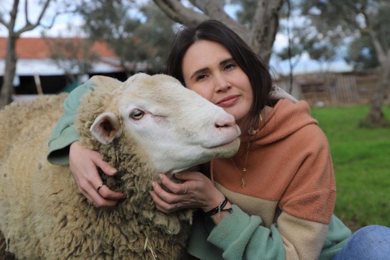 Aydın Adnan Menderes Üniversitesi Hastanesinde Çalışan Hemşireye Çiftçilikte Yeni Yol: Elindeki Ürünlerle Hayvanları ve Ailesini Büyütüyor