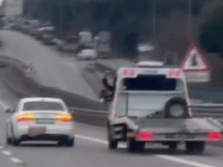 İstanbul'da kullandığı çekiciyle çarptığı otomobilin sürücüsünü darbeden şoför yakalandı