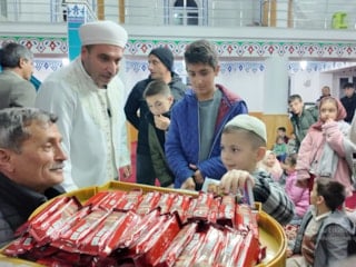 Van’da imamdan teravih sürprizi: Çocuklara 'Ramazan standı'