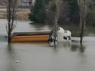 Adana’da sağanak: Yollar kapandı, bir kamyon suya gömüldü