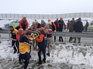 Erzurum'da İran plakalı yolcu otobüsü tırla çarpıştı: 1 ölü