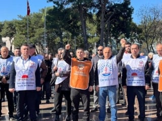 İzmir Buca'da maaşlarını alamayan memurların eylemi devam ediyor