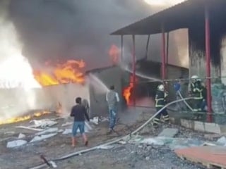 Diyarbakır'da plastik poşet fabrikasında yangın çıktı