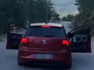 Antalya'da otomobilin kapıları açık ilerledi: 15 yaşındaki sürücüye 60 bin TL ceza