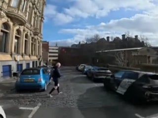 İngiltere'de kuryelik yapan Türk, canlı yayında bisikletini çaldırdı