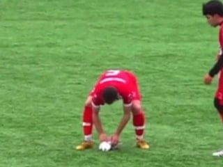 İstanbul'da oynanan amatör maçta görülmemiş olay: Uçan martıya top çarptı