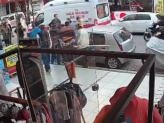 Mersin'de sokak ortasında çıkan bıçaklı kavga kameraya yansıdı