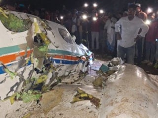 Hindistan'da içinde 7 kişi bulunan ambulans uçak düştü