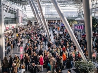 Almanya'da 500 yolcunun uçaklarda sabahlamasına tepki yağdı
