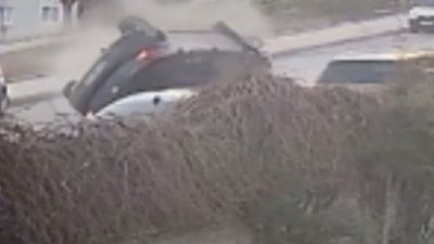 Elazığ'da otomobilin ters döndüğü kaza kamerada