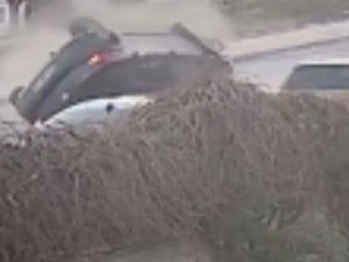 Elazığ'da otomobilin ters döndüğü kaza kamerada