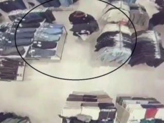 Hatay'da 118 suç kaydı bulunan şüpheli, kabinde alarmları sökerken yakalandı