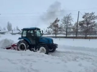 Ağrı’da köy halkı traktörle okul yolunu kardan açtı