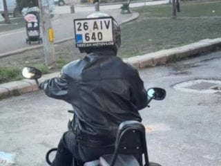 Eskişehir’de düşen plakasını kaskına bantladı