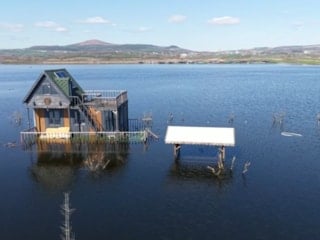 Uluabat’ta kaçak bungalovlar gölün ortasında kaldı