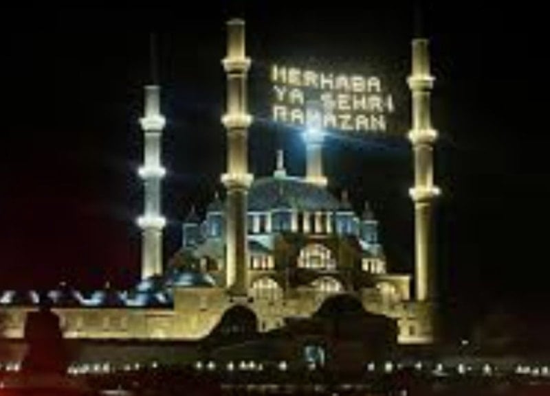 Ramazan ayı boyunca camilere asılan mahyalar, eski Osmanlı geleneğinin günümüze uzanan ifadesi olarak yaşamını sürdürür. Bu yıl da 2026 Ramazanı’nda mahya geleneği sahnelerde yerini alıyor ve minareler arasına asılan ışıklı yazılarla Ramazan’ın maneviyatı güçlendiriliyor.