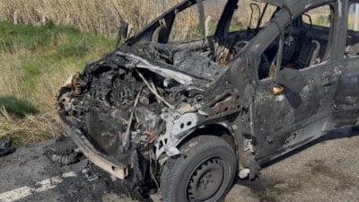 Balıkesir'de alev alan aracın sürücüsü son anda kurtuldu