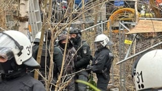 Almanya'da 'ağaçlar kesilmesin' protestosunda eylemcilere sert müdahale