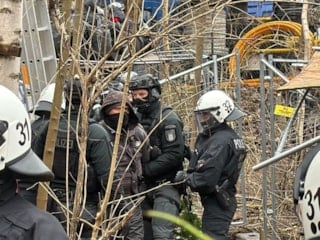 Almanya'da 'ağaçlar kesilmesin' protestosunda eylemcilere sert müdahale