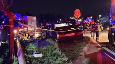 Burdur'da kamyonetin sıkıştırdığı otomobil elektrik direğine çarptı: Genç çifti ölüm ayırdı