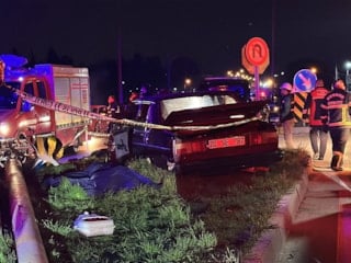 Burdur'da kamyonetin sıkıştırdığı otomobil elektrik direğine çarptı: Genç çifti ölüm ayırdı