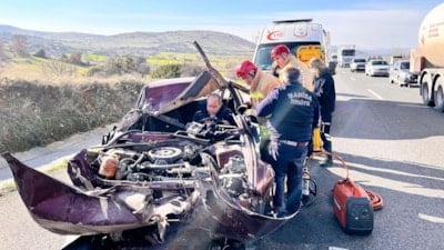 Manisa'da tıra çarpan araç 150 metre sürüklendi: Şoför yaralı kurtuldu