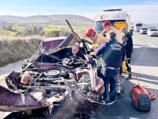 Manisa'da tıra çarpan araç 150 metre sürüklendi: Şoför yaralı kurtuldu