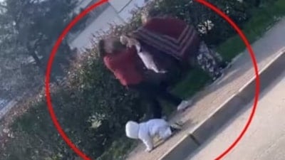 Bursa'da dilenciler kucağındaki bebeğe rağmen yer kavgasına tutuştu