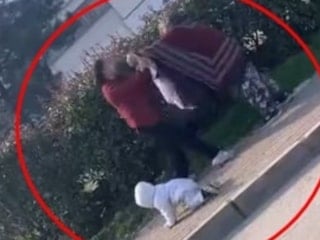 Bursa'da dilenciler kucağındaki bebeğe rağmen yer kavgasına tutuştu