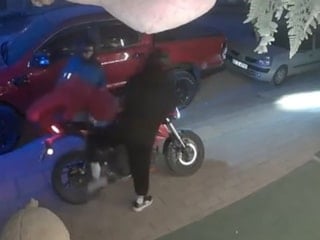 Antalya'da çiçekçinin önündeki oyuncak ayıyı çaldılar