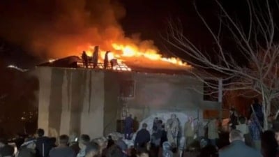 Siirt'te Evin çatısı alevlere teslim oldu