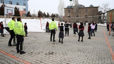 Muş’ta polisler, çocukların mutluluğu için okul okul geziyor