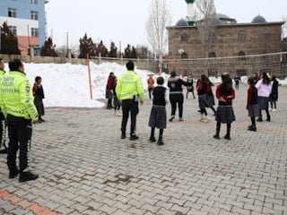 Muş’ta polisler, çocukların mutluluğu için okul okul geziyor