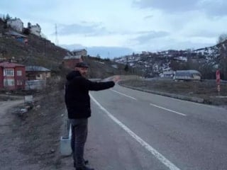 18 yıldır sürüyor! Yoldan geçenleri tek tek çeviriyorlar: İşte sebebi