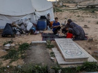 Gazze’de Filistinliler, Ramazan’da da mezarlıklarda hayatta kalıyor