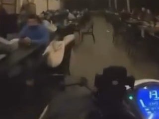 Kocaeli'de kafede motosikletiyle müşterilerin arasında dolaşan sürücüye para cezası